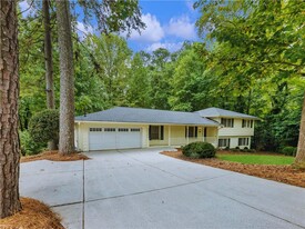 4384 Huntington Cir in Dunwoody, GA - Building Photo - Building Photo