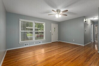 622 NW Kay Dr in Lee's Summit, MO - Building Photo - Building Photo