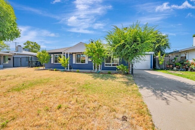 5400 Valletta Way in Sacramento, CA - Building Photo - Building Photo