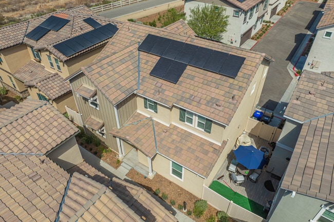 17047 Zion Dr in Santa Clarita, CA - Foto de edificio - Building Photo