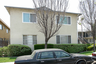 176 W Elmwood Ave in Burbank, CA - Building Photo - Building Photo