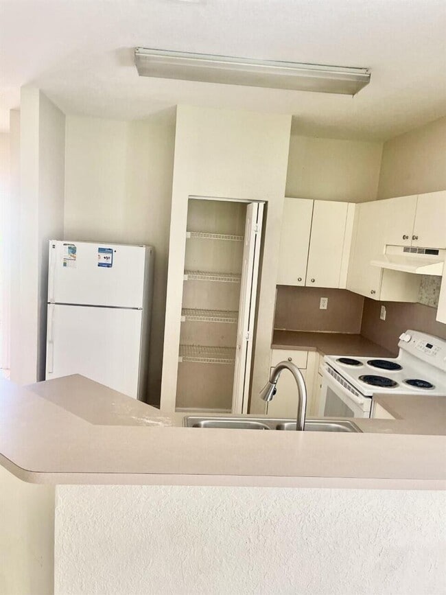 521 Princess Dr, Unit 521 in Margate, FL - Building Photo - Building Photo