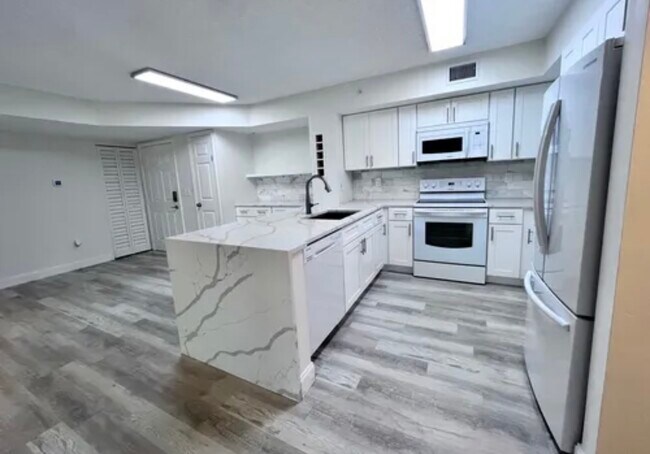 1220 Wildwood Lakes Blvd, Unit 108 in Naples, FL - Foto de edificio - Building Photo