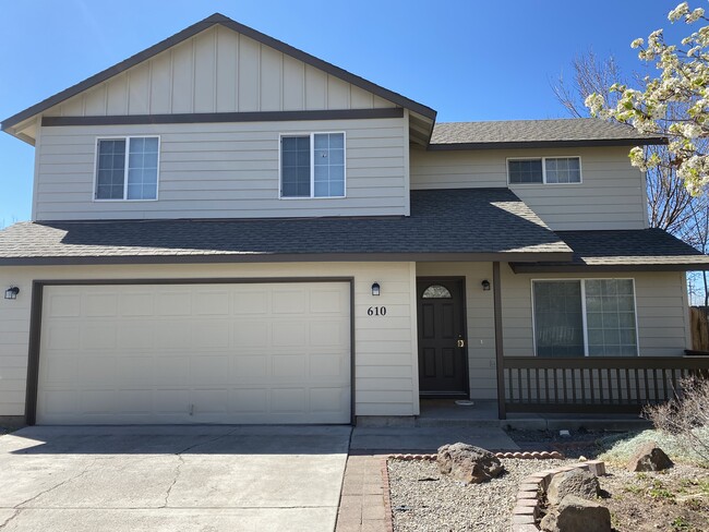 601 NE Sandstone Ct in Prineville, OR - Building Photo - Building Photo