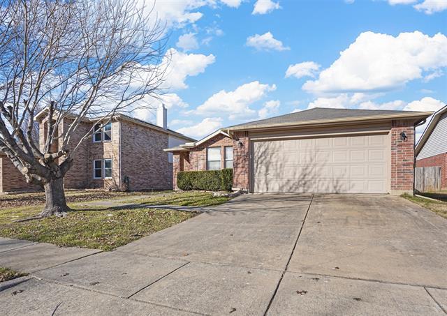 1933 Copper Mountain Dr in Justin, TX - Building Photo