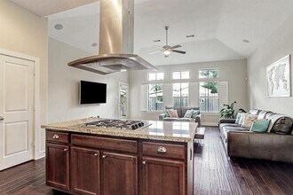 6089 Yale St in Houston, TX - Building Photo - Building Photo