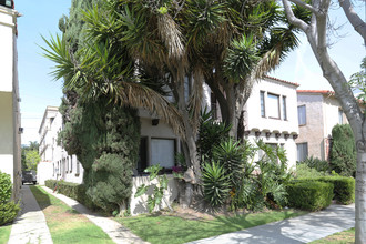 137 S Elm Dr in Beverly Hills, CA - Building Photo - Building Photo