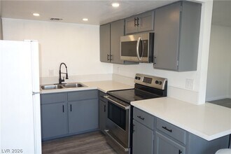 4922 Newport Cove Dr in Las Vegas, NV - Building Photo - Building Photo