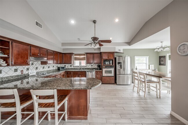 124 N Mae Cir in Port Bolivar, TX - Building Photo - Building Photo