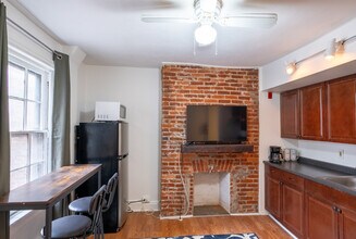 320 S Juniper St, Unit 2 in Philadelphia, PA - Building Photo - Building Photo
