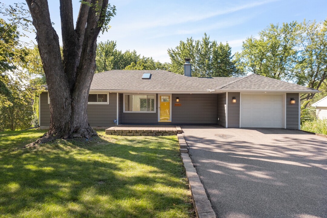 10003 Crestridge Dr in Hopkins, MN - Building Photo