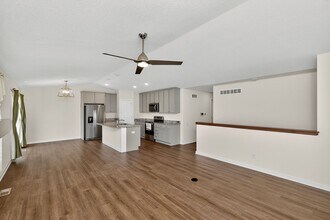 3261 Brook Landing Ct in Des Moines, IA - Building Photo - Building Photo