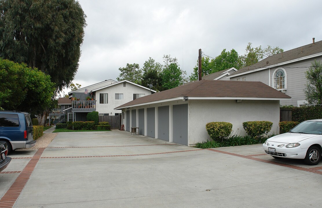 2546 Santa Ana Ave in Costa Mesa, CA - Foto de edificio