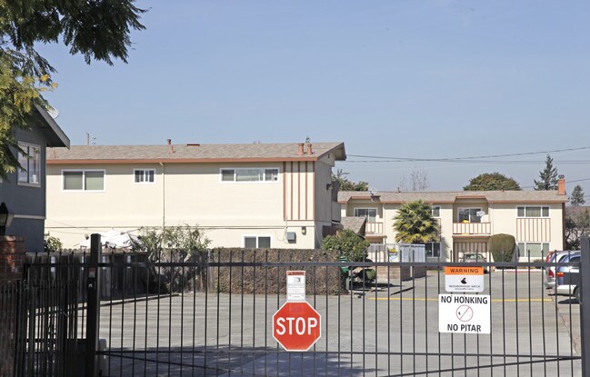 Georgia Lane Townhomes in Hayward, CA - Building Photo - Building Photo