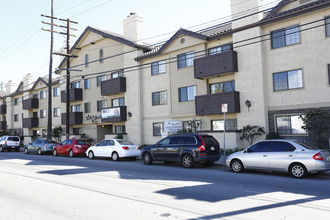 Fairmont Apartments in Van Nuys, CA - Building Photo - Building Photo