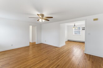 83 Manor Dr in Red Bank, NJ - Building Photo - Building Photo