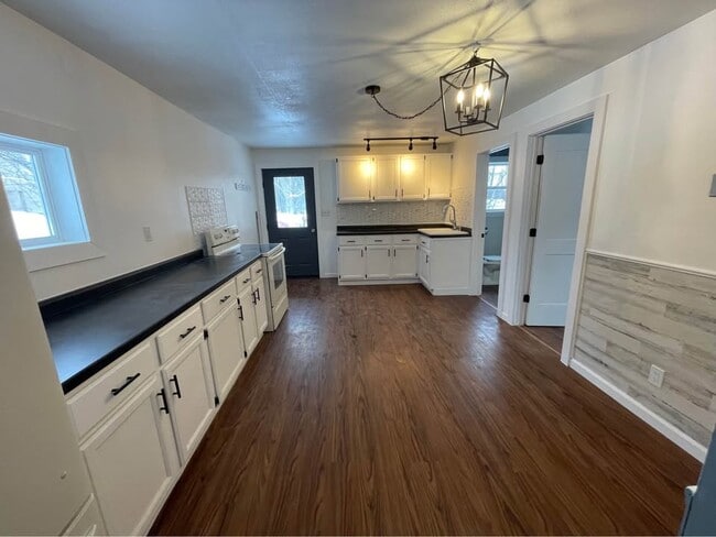 401 W Hughitt St, Unit Lower Apartment