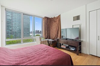 4630 Center Blvd in Queens, NY - Building Photo - Building Photo