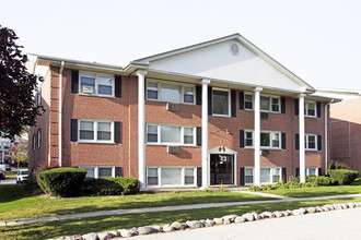 Colonial Court Apartments in Hickory Hills, IL - Building Photo - Building Photo