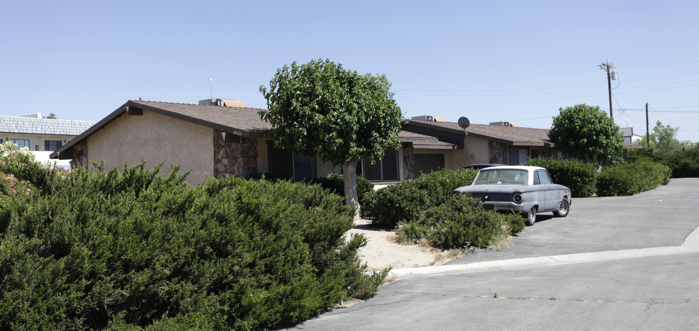 15585 Tokay St in Victorville, CA - Building Photo