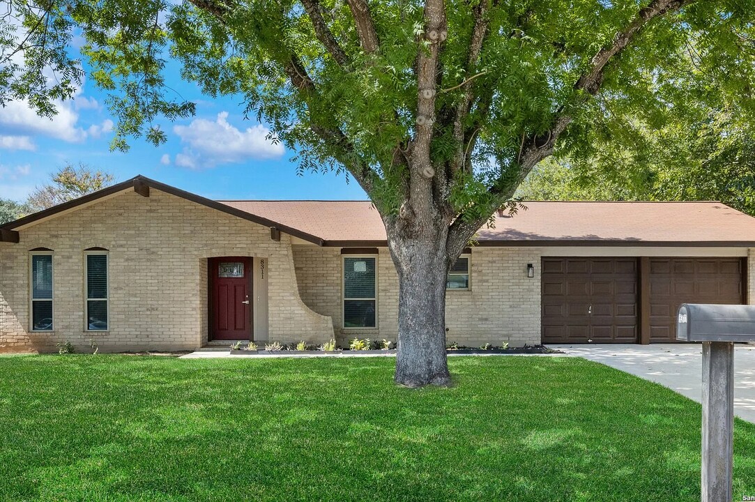 8311 Babe Ruth St in San Antonio, TX - Foto de edificio