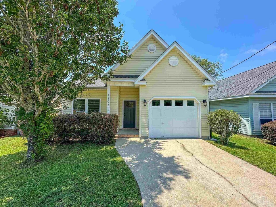 1208 E Yonge St in Pensacola, FL - Building Photo