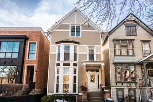 1325 W Wolfram St in Chicago, IL - Building Photo