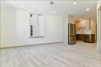 400 Dorchester St, Unit Unit 307 in Boston, MA - Foto de edificio - Building Photo