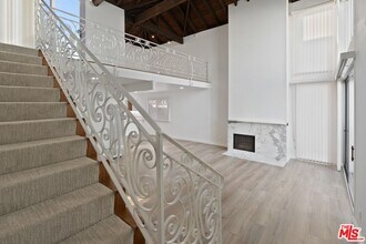 122 Buccaneer St in Marina Del Rey, CA - Building Photo - Building Photo