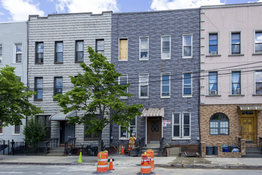 342 McGuinness Blvd in Brooklyn, NY - Foto de edificio