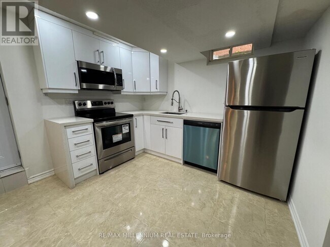 1427 Duval Dr in Mississauga, ON - Building Photo - Building Photo