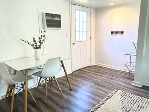 1090 Dusty Ln, Unit 1 in Redding, CA - Foto de edificio - Building Photo