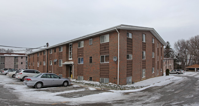 Mifflin Estates in West Mifflin, PA - Building Photo - Building Photo