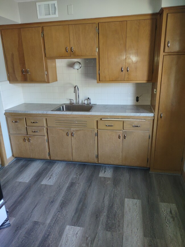 7902 W Center St, Unit #4 in Milwaukee, WI - Foto de edificio - Building Photo