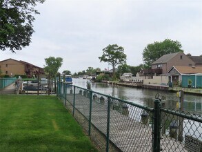 103 Mariners Way in Copiague, NY - Building Photo - Building Photo