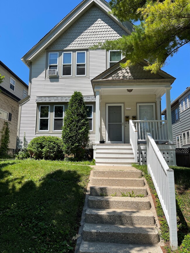 3235 S Indiana Ave, Unit Upper