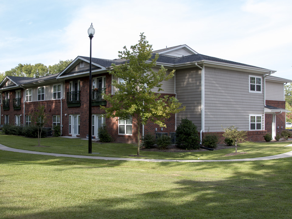 Dogwood Manor in Fayetteville, NC - Building Photo