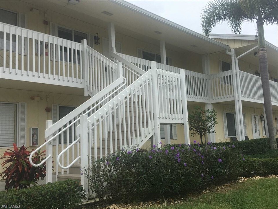 4625 Bayshore Dr-Unit -D10 in Naples, FL - Building Photo