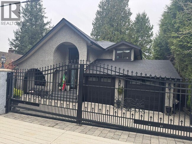 3263 Norwood Ave in North Vancouver, BC - Building Photo - Building Photo
