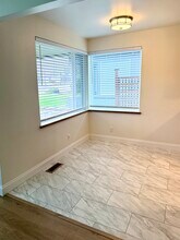 10734 35th Ave NE in Seattle, WA - Foto de edificio - Building Photo