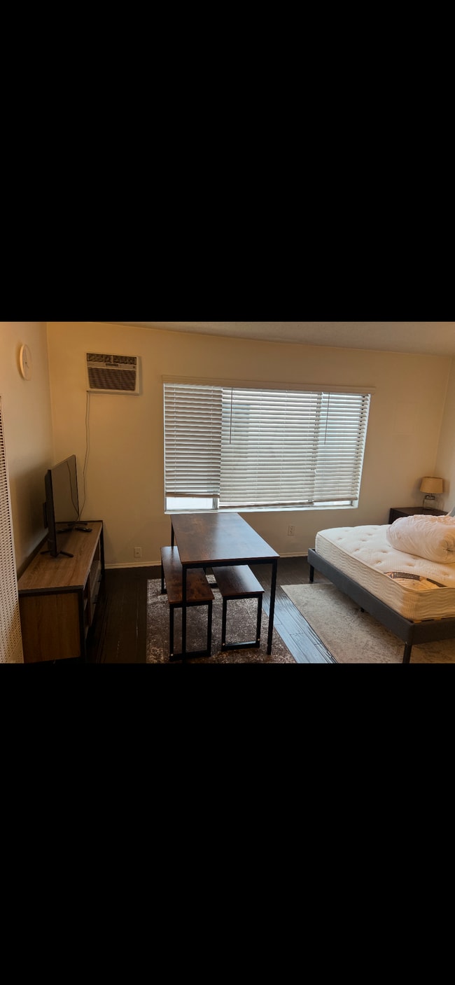 2450 Purdue Ave, Unit 7 in Los Angeles, CA - Foto de edificio - Building Photo