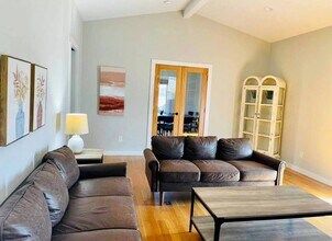 501 E Poplar Ave in Carrboro, NC - Building Photo - Building Photo