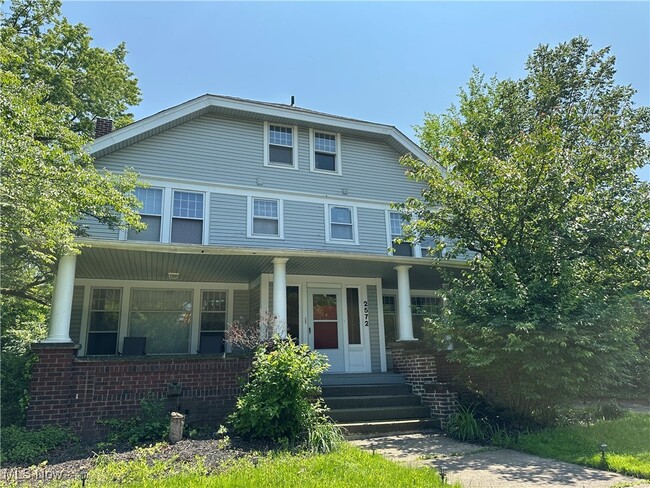 2572 Mayfield Rd in Cleveland Heights, OH - Foto de edificio - Building Photo
