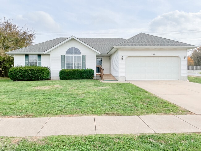 property at 704 N Cottonwood Ave