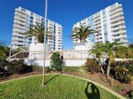 935 N Halifax Ave in Daytona Beach, FL - Building Photo