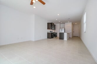 10739 W Chipman Rd in Tolleson, AZ - Foto de edificio - Building Photo