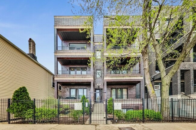 property at 1441 W Augusta Blvd