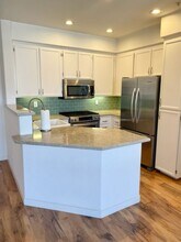 693 Sweet Pea Pl in Encinitas, CA - Foto de edificio - Building Photo