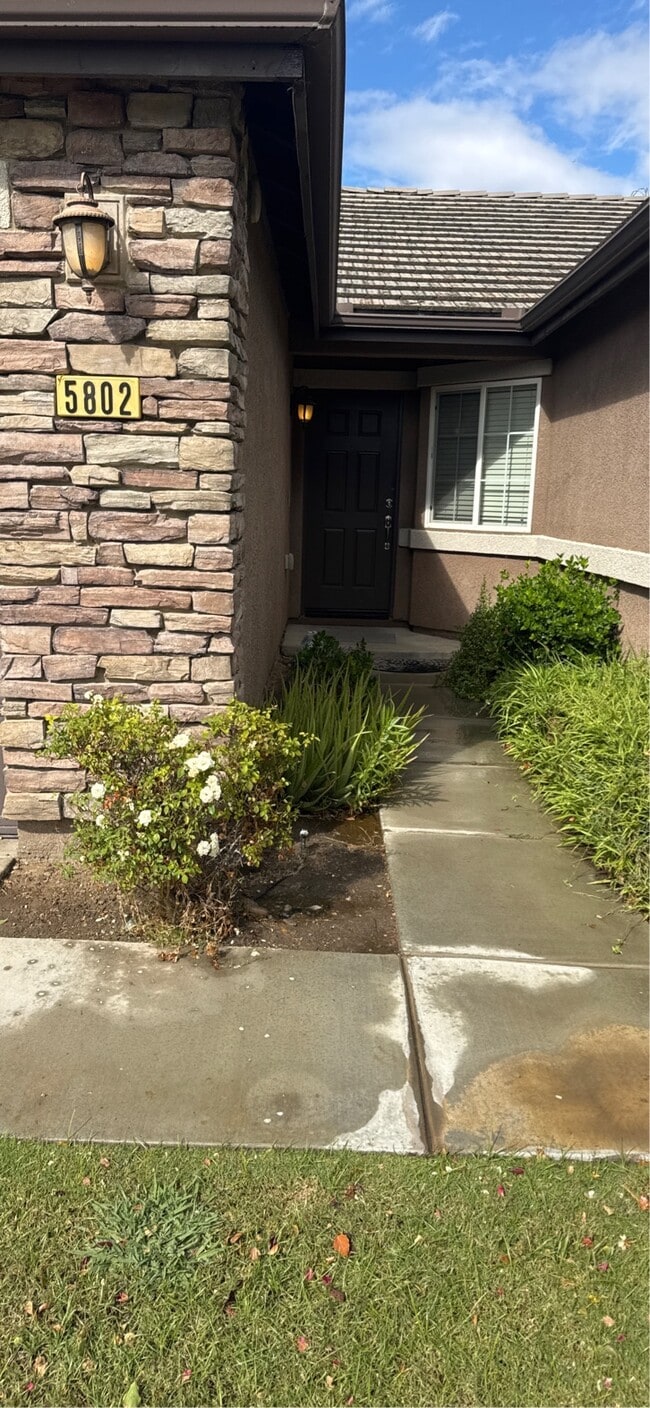 5802 Ashintully Ave in Bakersfield, CA - Building Photo - Building Photo