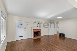 319 Iris Way in Palo Alto, CA - Building Photo - Building Photo